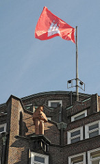 Altes Zentrum Hamburgs, Stadtteil Altstadt, Kontorhausviertel Montanhof mit Hamburg Flagge