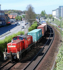 Gueterzug mit Containern - Ladung auf den Schienen, Schienenverkehr.