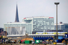 Baustelle am Versmannkai des Baakenhafens - Spiegel Bürogebäude und Kirchturm.