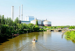 Sportboot auf dem Tiefstackkanal - Fahrt Richtung Schleuse; im Hintergrund das Kraftwerk Tiefstack.