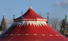 Zirkus auf dem Heiligengeistfeld von Hamburg St. Pauli - im Hintergrund Hamburger Architektur.
