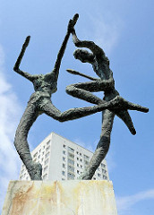 Bronzeskulptur Tanzendes Paar - Spielplatz Hamburg Lohbrügge Nord. Bildhauer Johannes Ufer + Lore Ufer, 1968.