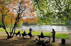 Grünanlage und Mühlenteich - Stadtteil Hamburg Wandsbek; der Wandsbeker Mühlenteich entstand durch die aufgestaute Wandse.