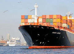 Bug des 32m breiten Containerschiffs TORONTO EXPRESS beim Anlegen am Container Terminal Burchardkai an der Hamburger Norderelbe. Im Hintergrund liegt ein Passagierschiff am Altonaer Kreuzfahrtterminal.