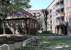 Backsteinarchitektur Barmbek Nord - Innenhof bei der Fuhlsbüttler Strasse, Fahrradständer.