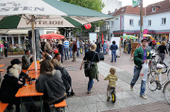 Leben in Hamburg Ottensent - Passanten auf dem Spritzenplatz.