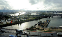 Gegenlichtpanorama vom Billhafen, der Norderelbe und dem Baakenhafen - östliches Hafengebiet an der Elbe, Stadtteil Hamburg Hafencity.