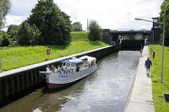 Ein Schiff liegt in der Schleusenkammer der Krapphof-Schleuse - die Schleusung ist auf Selbstbedienung umgestellt - es gibt keinen Schleusenwärter vor Ort.