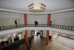Foyer und Galerie - Kontorhaus ehem. Binnenschiffreederei Brandshofer Deich. Expressionistische Deckenleuchte.