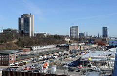 Hamburg Panorama von der Altonaer Elbstrasse - im Vordergrund die Baustelle des Kreuzfahrtterminals Altona.