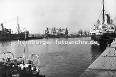 Blick vom Burchardkai in den Waltershofer Hafen - in der Mitte des Hafenbeckens werden Getreide-Frachter über schwimmende Getreideheber entladen. Im Hintergrund die Kaianlagen vom Predöhlkai.