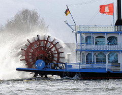 Schaufelraddampfer auf der Elbe - Hafenrundfahrt im Hamburger Hafen - Hamburg Flagge auf dem Dach des Schiffs.