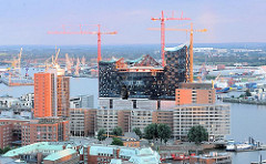 Blick auf die Baustelle der Hamburger Elbphilharmonie und der Büroturm am Kehrwieder - Kehrwiederspitze - am anderen Elbufer Hafenanlagen auf dem Kleinen Grasbrook - Fotos aus der Hansestadt Hamburg - Bilder aus dem Stadtteil Hafencity.