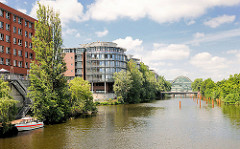 Bürogebäude am Ufer des Hochwasserbassins in Hamburg Hammerbrook - re. sind für die zukünftigen Liegeplätze der Hausboote / Floating Homes Stahlrohre, Dalben eingelassen. Die teuersten Hausboote der Stadt sollen ca. 580 000 EUR kosten.