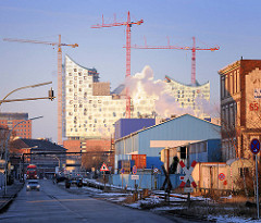 Hamburger Hafengebiet - Bilder aus dem Hamburger Stadtteil Steinwerder; Lagergebäude und Baustelle der Elbphilharmonie auf der anderen Seite der Norderelbe.