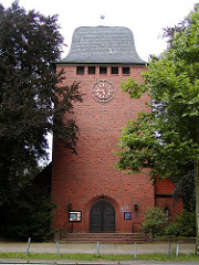 Kirchturm und Eingang der St. Lukaskirche - Lukasgemeinde in Hamburg Fuhlsbüttel.