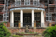 ehem. Eingang des 1859 eröffneten Altonaer Kinderkrankenhauses - Brunnenfigur im Garten.