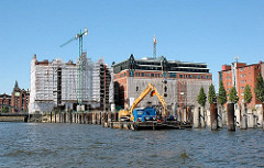 Restaurierung und Umbau des Kaispeichers B am Magedeburger Hafen zum Maritimen Museum (2006) - rechts Eisenpfeiler auf dem ein Kühlhaus stand.