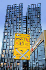 Schild Waffen verboten - Hamburg St. Pauli, Reeperbahn - Videoüberwachung durchgestrichen - im Hintergrund das Operettenhaus und die Doppeltürme Hochhaus Tanzende Türme.
