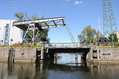 historische Klappbrücke - Holzhafen Brücke steht unter Denkmalschutz.