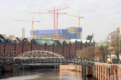 Blick über dem Zollkanal, der ehem. Zollgrenze des Hamburger Freihafens zum Stadtgebiet; in der Bildmitte die Jungfernbrücke und die Kippelstegbrücke; im Hintergrund die Baustelle am ehem. Kaispeicher A. ( 03/2010)