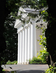 Säulen am Eingang des klassizistischen Landhauses Goßlerhaus in Hamburg Blankenese.
