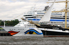 Das Kreuzfahrtschiff AIDAblu am Terminal Hamburg Altoan und der Bug vom Grosssegler Kruizenstern