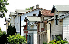 Wohnhäuser an der Strasse - Hausdächer mit Dachfenstern  - Dachgauben.