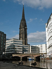 Kirchenruine als Mahnmal gegen den Krieg in der Hamburger Innenstadt - Nikolaikirche am Nikolaifleet; Holzbrücke.