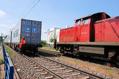 Güterverkehr im Hamburger Hafen - im Hintergrund das Containerterminal Eurogate.