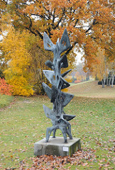 Skulptur Fluegelsaeule vor Herbstbäumen - Künstler Karl Hartung.