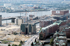Luftaufnahme von der entstehenden Hafencity (2006) - im Bildzentrum die Kaffeelagerei am Brooktorkai - im Hintergrund re. an der Elbe der Kaispeicher A.
