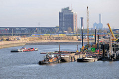 Bauarbeiten am Petersenkai im Hamburger Baakenhafen - im Hintergrund das Hochhaus-Hotel HolidayInn und Wasserturm in Hamburg Rothenburgsort.