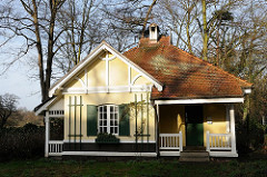Wohnhaus im Jenischpark ehem. Pfoertnerhaus am Eingang zum Park in Hamburg Othmarschen.