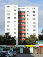 Hochhaus in Hamburg Neugraben Fischbek - Parkplatz am Einkaufszentrum.