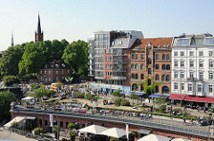 Blick auf die St. Pauli Hafenstrasse und den Antonipark, Kirchturm der Kirche St. Pauli.