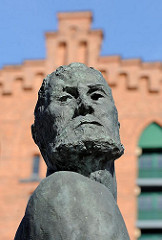 Denkmal des sagenumwobenen Seeräubers Klaus Störtebeker, 1402 geköpft auf dem Grasbrook. Im Hintergrund Backsteingiebel vom Kaispeicher B - Maritimes Museum.