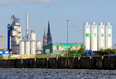 GEwerbe und Industrieanlagen am Kirchenpauerkai der Norderelbe - in der Bildmitte die Kirchtürme der St. Katharinenkirche und St. Nikolaikirche.