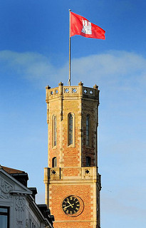 Turm der Alten Post mit Hamburg Flagge - historisches Gebäude.