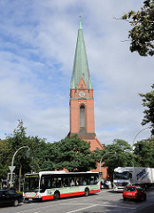 Kirchturm der Heimfelder St. Paulus Kirche - Autobus LKW und Pkw auf der Heimfelder strasse.
