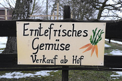 Landwirtschaft und Gemüseanbau in Hamburg Spadenland - Schild Erntefrisches Gemüse, Verkauf ab Hof.