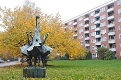 Wohnblocks in der Luruper Ückerstrasse - Herbstbaum auf einer Wiese Bronzeskulputur Ballspielende Kinder / Künstler Gerhard Brandes