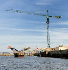 Baustelle der Brücke über den Baakenhafen am Petersenkai in der Hamburger Hafencity.