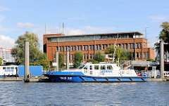 Polizeistation der Hamburger Wasserschutzpolizei im Hamburger Hafengebiet Waltershof - Schiffe der WAPO am Anlerger im Waltershofer Hafen.