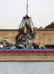Beladung eines Lastkahns mit Schrott / Altmetall am Rosskai im Hamburger Hafen.