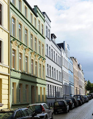 Wohnstrasse in Hamburg Heimfeld - Gründerzeit Etagenhäuser mit farbig gestalteter Fassade.