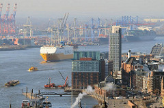 RoRo Schiff auf der Elbe vor Hamburg Altona - Gebäude an der Großen Elbstraße.