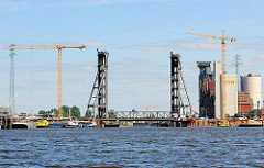 Rethehubbrücke an der Rethe - Baustelle der neuen Brücke beim Reiherstieg; Baukräne + Silogebäude.