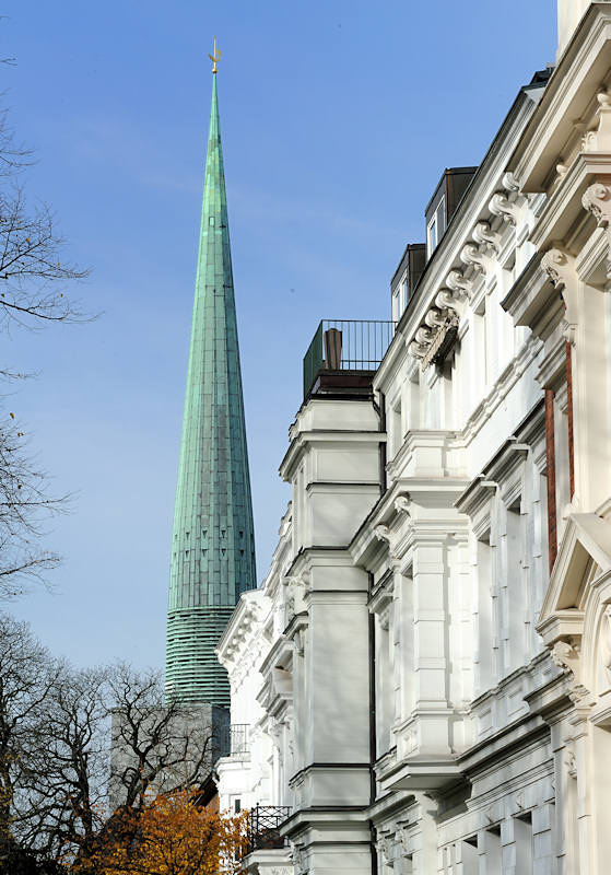 Foto „Kirchturm der Hauptkirche St. Nikolai Gründerzeitfassaden.“ Foto „Kirchturm der Hauptkirche St. Nikolai Gründerzeitfassaden.“