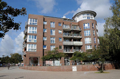 Neubaugebiet in Hamburg Schnelsen - Roman Zeller Platz;- Wohn- und Geschäftshäuser